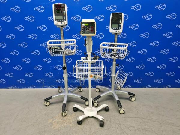 2 x Mindray VS-800 Vital Signs Monitor and 1 x Criticare 506 Spo2 ComfortCuff Patient Monitor