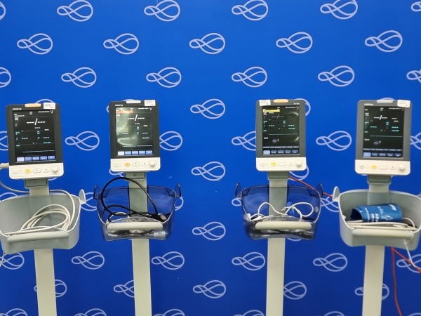 4 x Mindray VS-900 Vital Signs Monitor on Rollstand